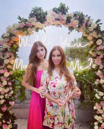 شاهد .. ملكة جمال لبنان 1987 بأحدث ظهور لها وابنتها تنافسها جمالاً