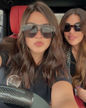 شاهد .. بالصور- بلقطات عفوية..ياسمين عبد العزيز تستمتع بوقتها مع أختها دنيا