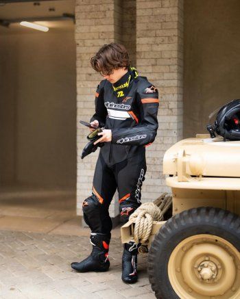 شاهد .. الملكة رانيا تنشر صورا لابنها الأمير هاشم .. كبر وسرق قلوب الفتيات !