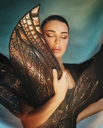 شاهد .. بالفيديو- إطلالة غيبة لـ ماغي بو غصن وكأنها من الفضاء