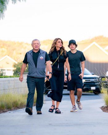 شاهد .. الملكة رانيا تنشر صورا لابنها الأمير هاشم .. كبر وسرق قلوب الفتيات !