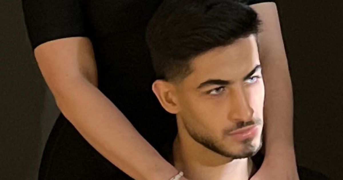 شاهد .. فنانة البرلسك الأميركية مع ملك جمال لبنان على غلاف رواية "أريكاز" لشاكر خزعل