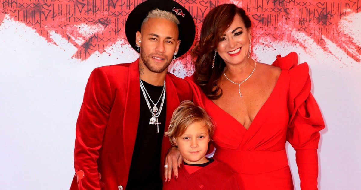 شاهد .. بالصور- والدة نيمار تفاجئ الجمهور العربي.. ترتدي العباءة وتمتطي الإبل