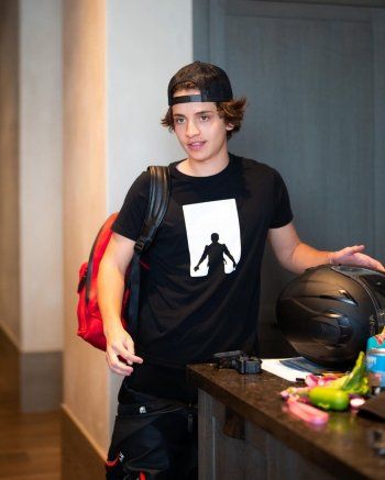 شاهد .. الملكة رانيا تنشر صورا لابنها الأمير هاشم .. كبر وسرق قلوب الفتيات !