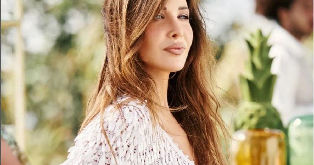 شاهد .. فريق عمل نانسي عجرم يجبرها على القفز في المسبح بثيابها وهكذا جاءت ردة فعلها - بالفيديو