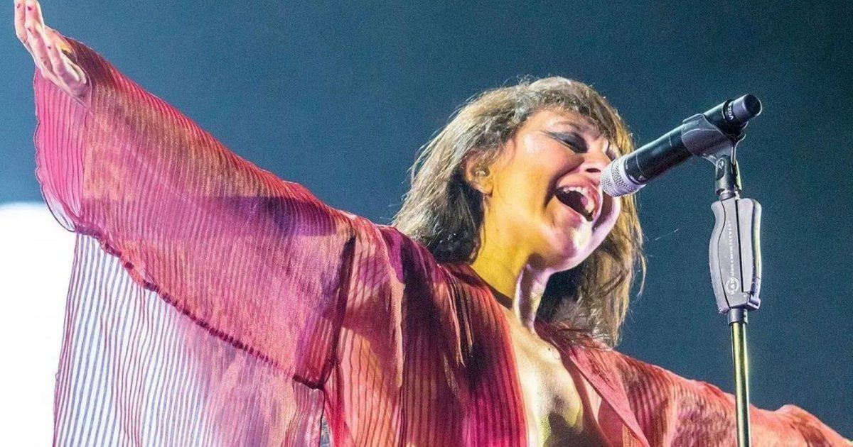 شاهد .. بالفيديو - فنانة تخلع كل ملابسها على المسرح وتكشف عن جسمها أمام الجمهور