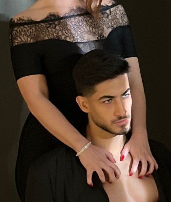 شاهد .. فنانة البرلسك الأميركية مع ملك جمال لبنان على غلاف رواية "أريكاز" لشاكر خزعل