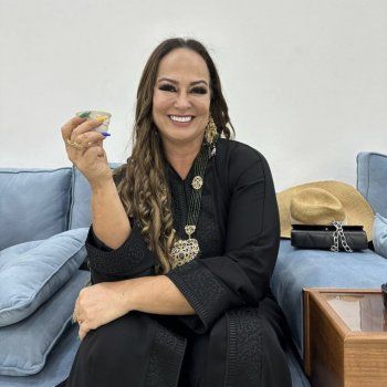 شاهد .. بالصور- والدة نيمار تفاجئ الجمهور العربي.. ترتدي العباءة وتمتطي الإبل