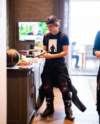 شاهد .. الملكة رانيا تنشر صورا لابنها الأمير هاشم .. كبر وسرق قلوب الفتيات !