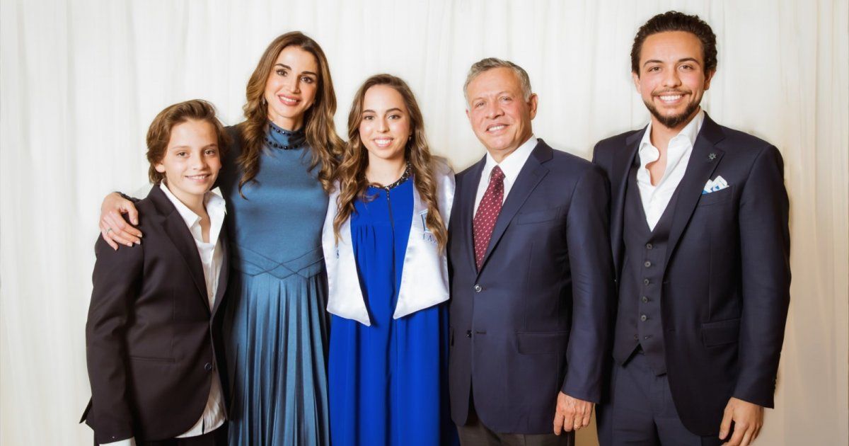 شاهد .. الملكة رانيا تنشر صورا لابنها الأمير هاشم .. كبر وسرق قلوب الفتيات !