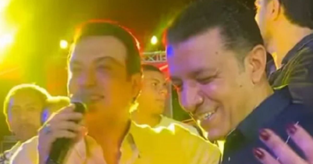 شاهد .. بالفيديو- إيهاب توفيق يغني في عيد ميلاد مصطفى كامل ال53