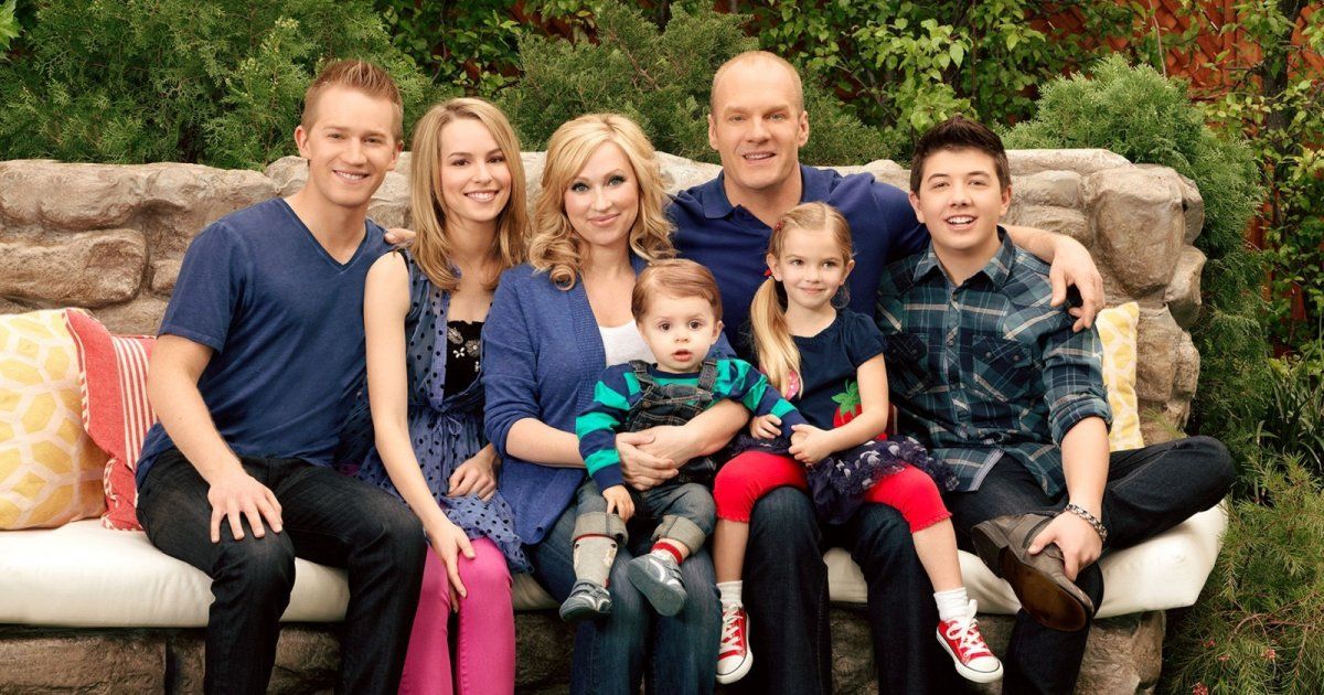 شاهد .. بالصور - الطفلة شارلي كبرت ودخلت الثانوية... إليكم كيف أصبحت