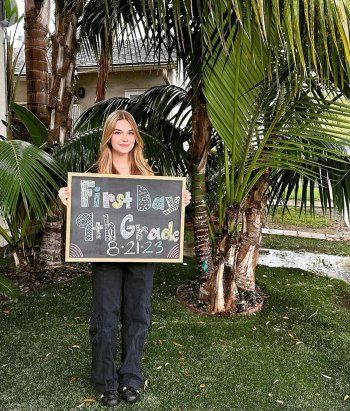 شاهد .. بالصور - الطفلة شارلي كبرت ودخلت الثانوية... إليكم كيف أصبحت