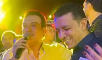 شاهد .. بالفيديو- إيهاب توفيق يغني في عيد ميلاد مصطفى كامل ال53