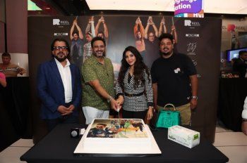 شاهد .. بالصور- أكرم حسني يحتفل مع أبطال "العميل صفر" بعرض الفيلم في الإمارات