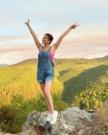 شاهد .. بالصور- من وسط الطبيعة الخضراء.. نسرين طافش تستمتع بجول على الأقدام