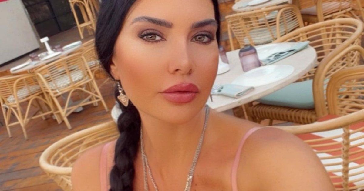 شاهد .. لاميتا فرنجية متمددة على الأرض وتستعرض رشاقتها بالمايوه