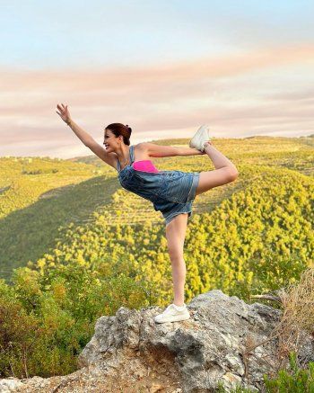 شاهد .. بالصور- من وسط الطبيعة الخضراء.. نسرين طافش تستمتع بجول على الأقدام