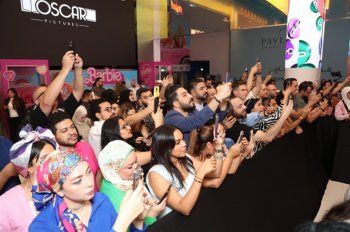 شاهد .. بالصور- أكرم حسني يحتفل مع أبطال "العميل صفر" بعرض الفيلم في الإمارات