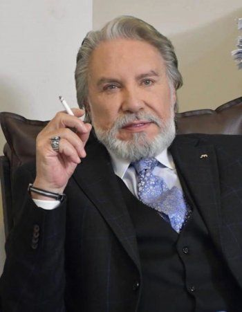 شاهد .. خاص- آلان الزغبي : هكذا صرت الند لـ حسين فهمي وظهوري بهذا الزي كاد يتسبب في اغتيالي