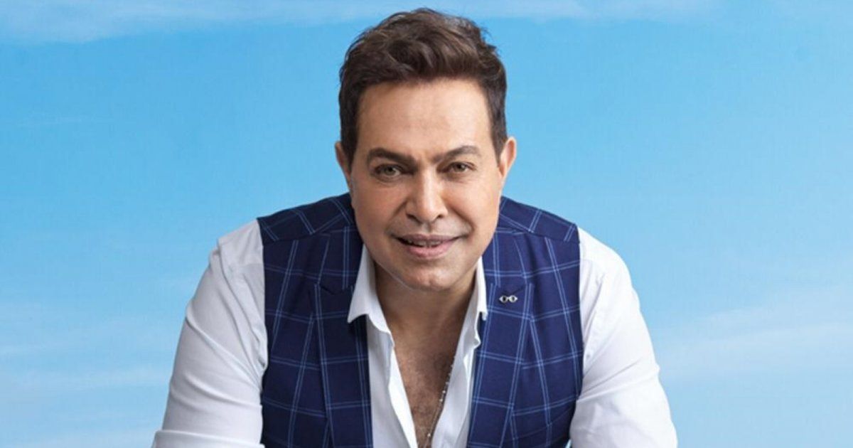 شاهد .. حكيم بموقف محرج للغاية.. لم يتمالك نفسه من الضحك في عزاء صديقه