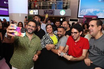 شاهد .. بالصور- أكرم حسني يحتفل مع أبطال "العميل صفر" بعرض الفيلم في الإمارات