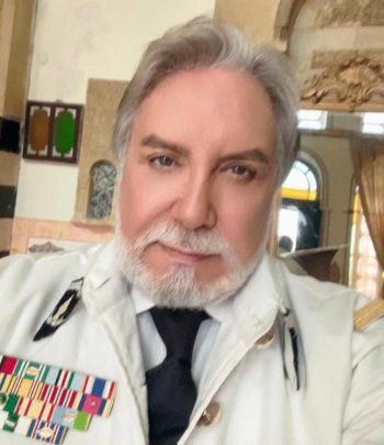 شاهد .. خاص- آلان الزغبي : هكذا صرت الند لـ حسين فهمي وظهوري بهذا الزي كاد يتسبب في اغتيالي