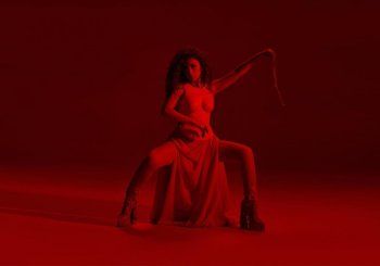 شاهد .. بالصور- من كواليس أخر أعمالها.. ميريام فارس تزلزل المسرح بالاحمر