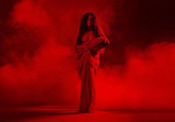 شاهد .. بالصور- من كواليس أخر أعمالها.. ميريام فارس تزلزل المسرح بالاحمر