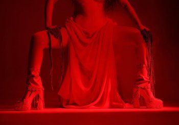 شاهد .. بالصور- من كواليس أخر أعمالها.. ميريام فارس تزلزل المسرح بالاحمر