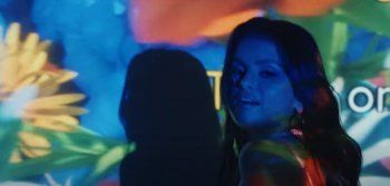 شاهد .. بالصور - سيلينا غوميز تعيد تصوير مشهد قديم بأغنيتها الجديدة