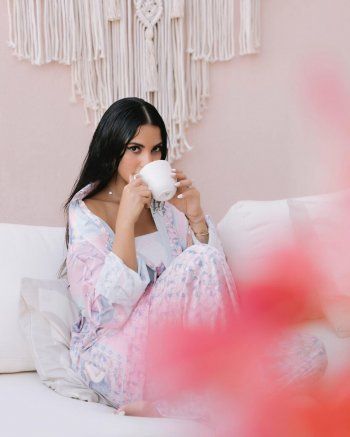 شاهد .. بالصور - بإطلالة غريبة... درة بالبيجاما حافية القدمين