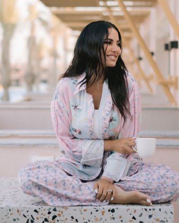 شاهد .. بالصور - بإطلالة غريبة... درة بالبيجاما حافية القدمين