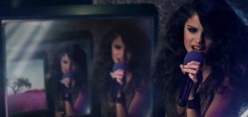 شاهد .. بالصور - سيلينا غوميز تعيد تصوير مشهد قديم بأغنيتها الجديدة