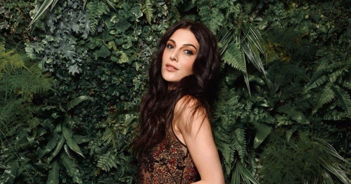 شاهد .. بالفيديو- معجب يقتحم المسرح ويحاول الإقتراب من رزان جمّال.. وهذا ما حدث