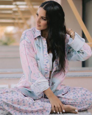 شاهد .. بالصور - بإطلالة غريبة... درة بالبيجاما حافية القدمين