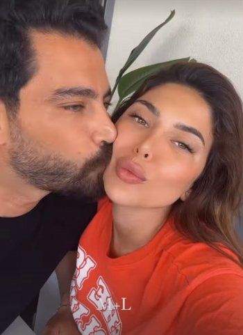 شاهد .. بالصور - قبلة حميمة تجمع معتصم النهار ولين برنجكجي