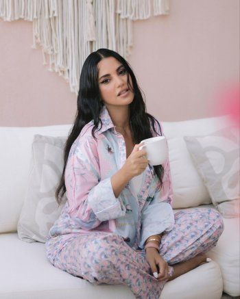 شاهد .. بالصور - بإطلالة غريبة... درة بالبيجاما حافية القدمين