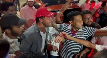 شاهد .. هكذا اسقبل محمد إمام من الجمهور في اول يوم من تصوير فيلمه " الاستاذ "