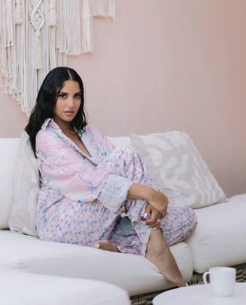 شاهد .. بالصور - بإطلالة غريبة... درة بالبيجاما حافية القدمين