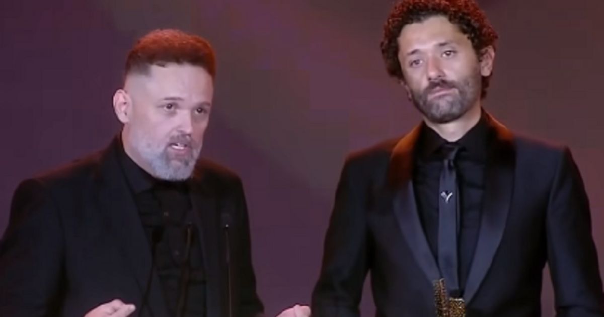 شاهد .. تكريم إسم محمود عبد العزيز فى مهرجان الدراما.. وهذا ما قالاه ابنائه