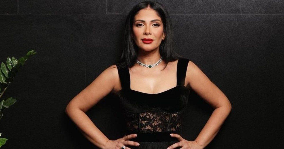 شاهد .. بالصورة - جومانا مراد تساعد منى زكي في تعديل مكياجها