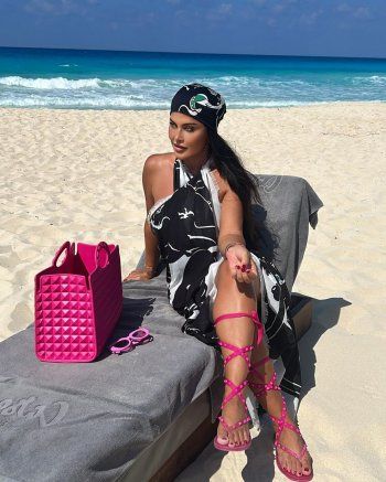 شاهد .. سعر مايوه جومانا مراد مرتفع للغاية.. شاهدوا إطلالتها على الشاطئ