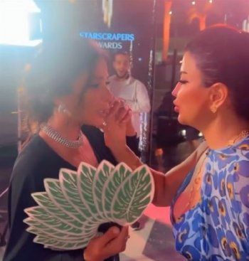 شاهد .. بالصورة - جومانا مراد تساعد منى زكي في تعديل مكياجها