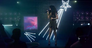 شاهد .. بالصور - سيلينا غوميز تعيد تصوير مشهد قديم بأغنيتها الجديدة