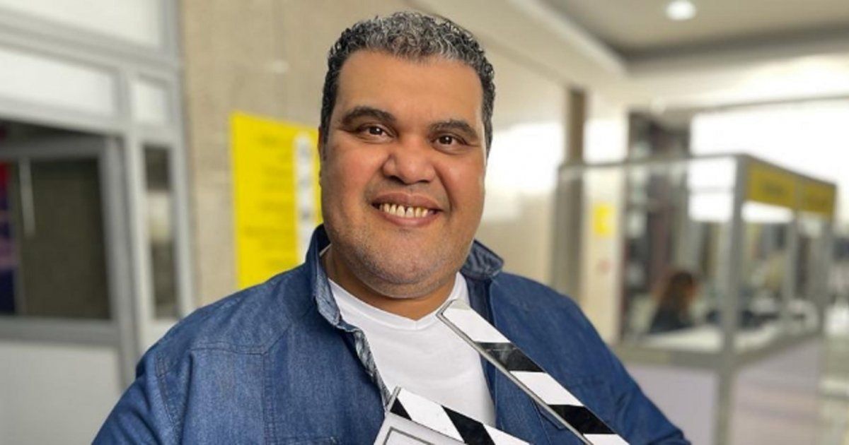 شاهد .. بالصورة- بطريقة ساخرة..هذا ما قاله أحمد فتحي عن ملابسه