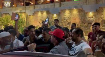 شاهد .. هكذا اسقبل محمد إمام من الجمهور في اول يوم من تصوير فيلمه " الاستاذ "