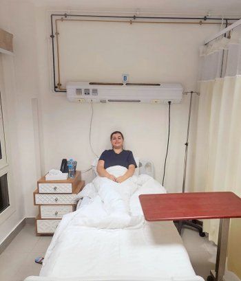 شاهد .. بالصورة- نجمة مشهورة تخضع لعملية جراحية في دماغها