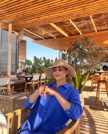 شاهد .. بالصور- يارا السكري تستمتع بوقتها وتتناول وجبة الغداء