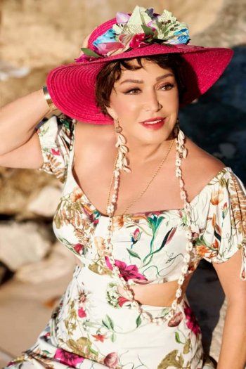 شاهد .. بالصور- لبلبة بإطلالة ساحرة على الشاطئ.. تبدو أصغر من عمرها بكثير